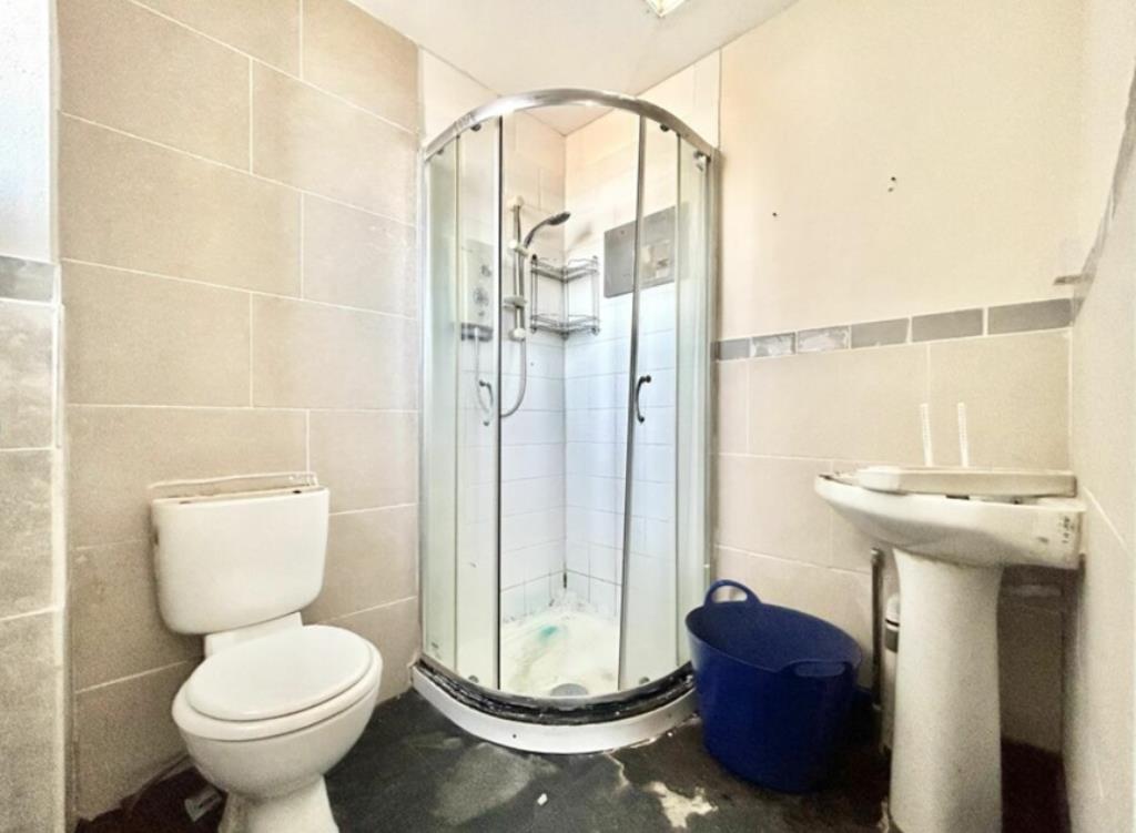 Lot: 93 - TOWN CENTRE FLAT FOR REFURBISHMENT - Shower with WC
